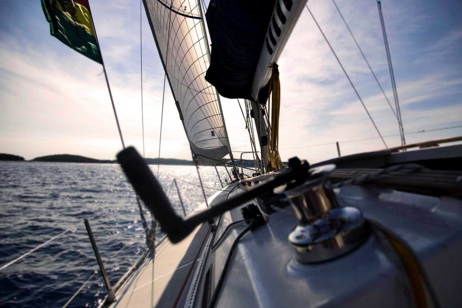 Voilier qui navigue sur une mer calme sous un beau ciel bleu