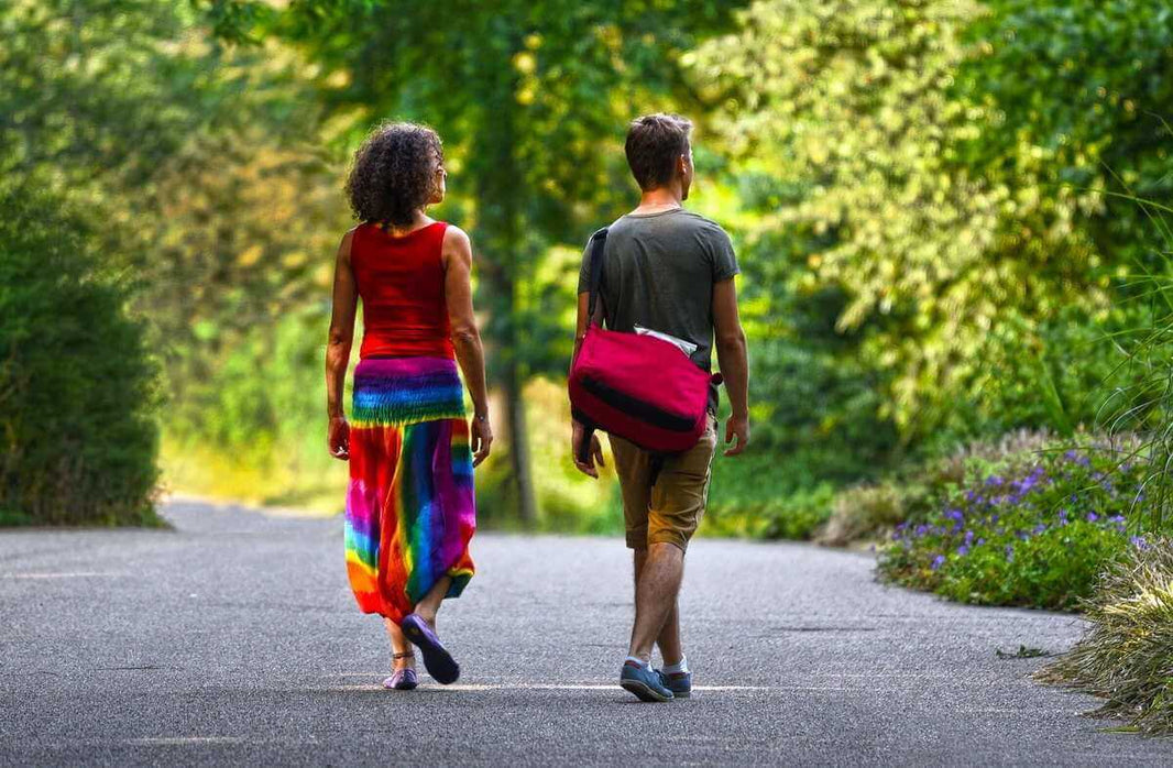 Ballade en couple à la campagne en tenue d'été