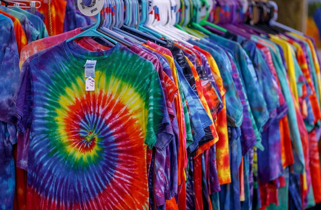 Des t-shirts au look vintage des années 60 avec motifs Tie & Dye