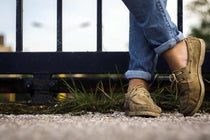 Homme en Jean et pieds nus l'été avec ses chaussettes invisibles dans des chaussures bateau 