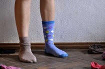 Les chaussettes dépareillées sont différentes les unes des autres comme cette chaussette droitz unie et la haussette gauche à pois