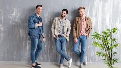 Trois jeunes hommes en jean et mini-socquettes